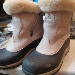 The North Face Womens Size 10  Snow Boots