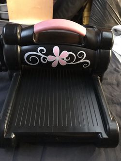 SIZZIX BIG SHOT DIE CUTTING AND EMBOSSING MACHINE PINK AND BLACK WITH  MAGNETIC PLATFORM AND CUTTING PLATES AND DIE for Sale in Riverside, CA -  OfferUp