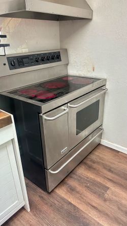 Electric Glass Top Stove/Oven – Used