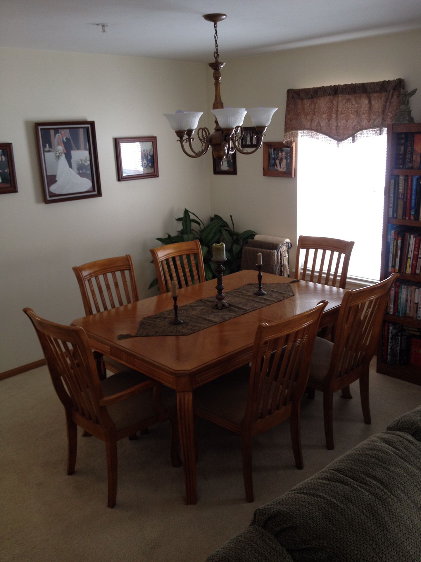 Dining room table with leaf extension
