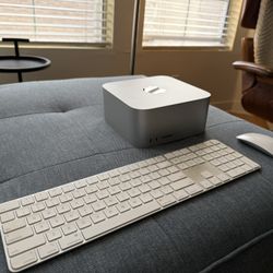 Apple M1 Max with 10-core CPU, 24-core GPU, 32GB unified memory 512GB SSD storage