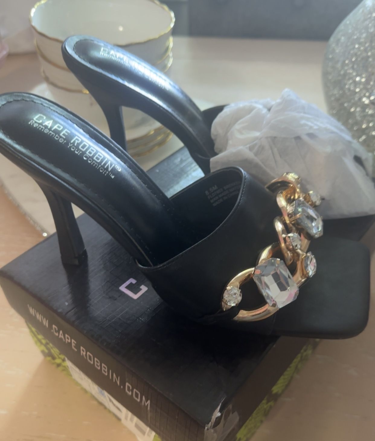 CAPE ROBBIN BLACK STONE HEELS