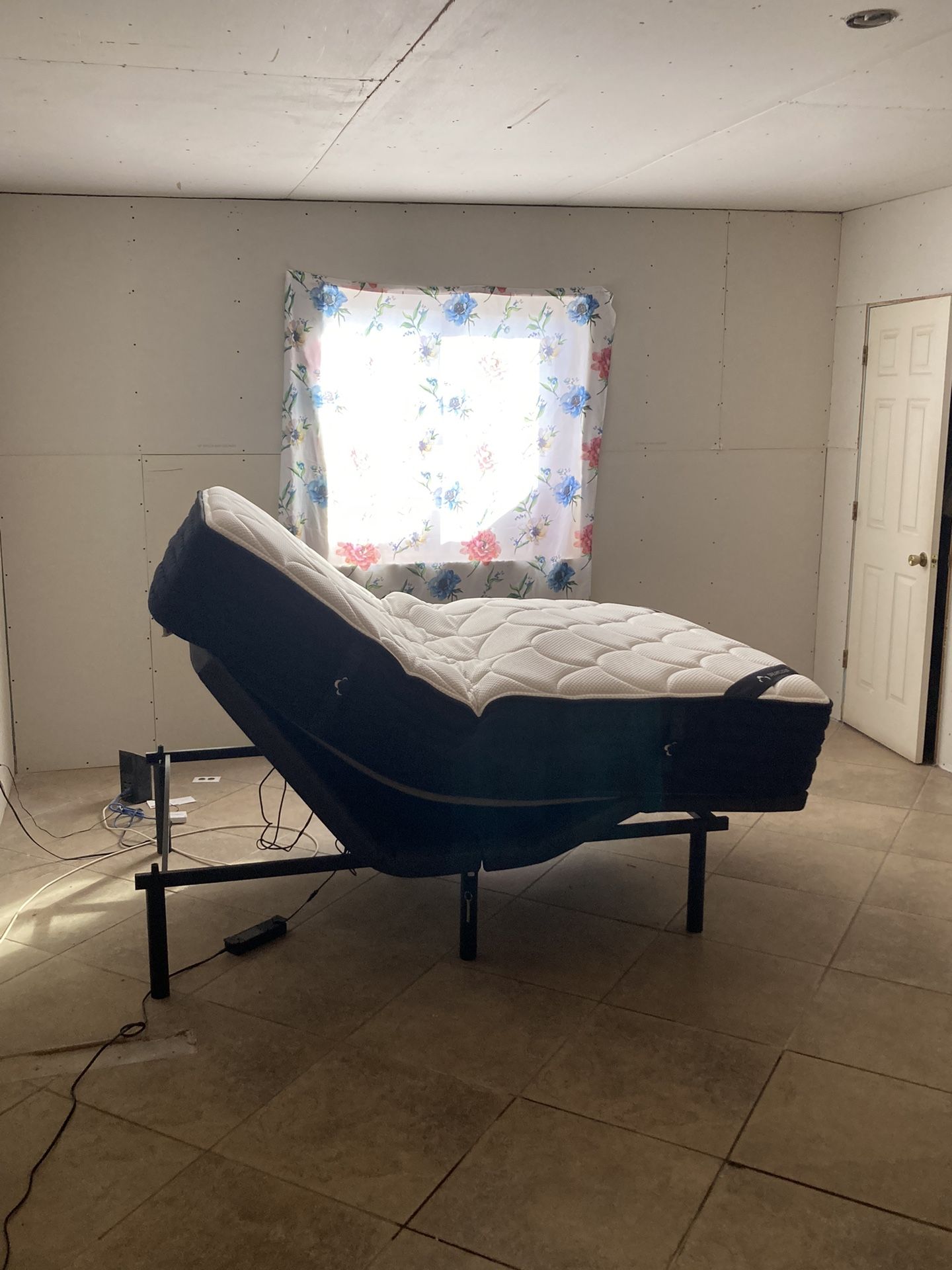 QUEEN DREAM-CLOUD MEMORY FOAM MATTRESS WITH ADJUSTABLE BASE
