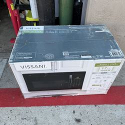 Family Size Microwave Oven in Black