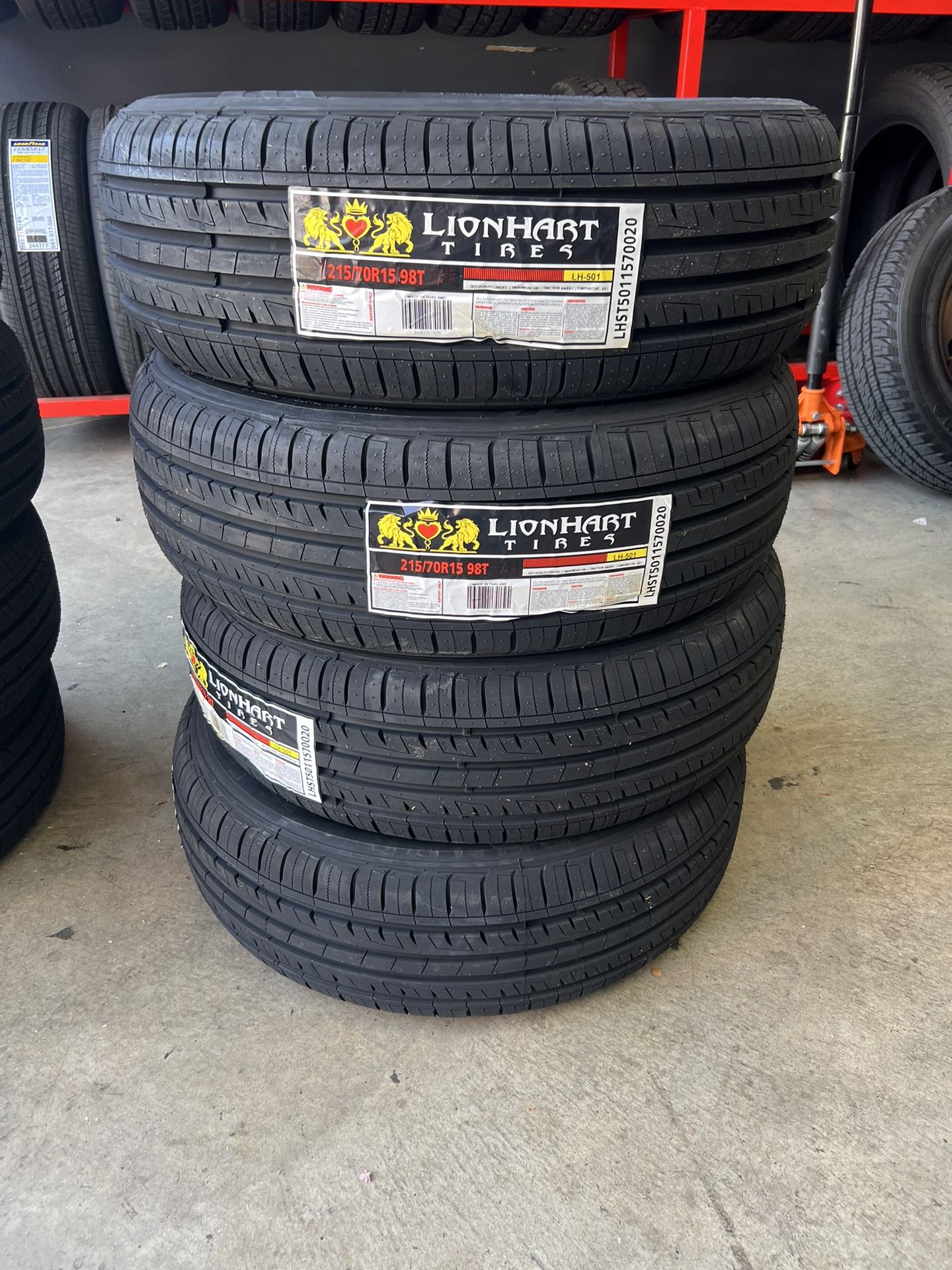 215 70 15 Lionhart LH-501 98T
