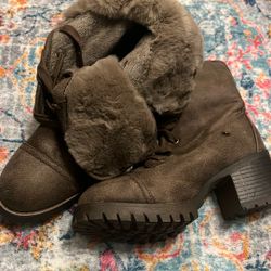 Brown With Faux Fir Lined Bamboo Brand Lace Up Size 8.5 Boots 