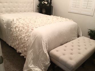 Queen Size Ivory Bedspread With Flowers Appliqué.