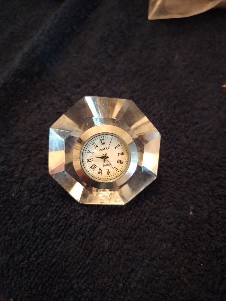 VINTAGE CAMRY QUARTZ CRISTAL DIAMOND CUT CLOCK