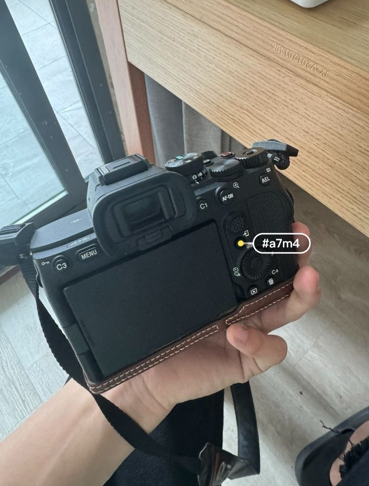 Digital camera A7m4 is almost brand new