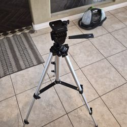 Maxwell Camera Tripod Good Condition Everything Works