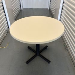 Collaborative Breakroom/Office Style Round Table