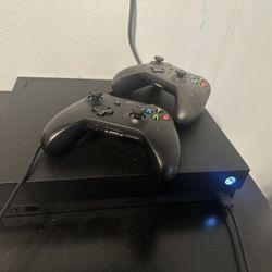 Xbox One X 1 Tb +2 Controller +accumulator Battery 