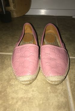 Woman’s gucci slides size 6