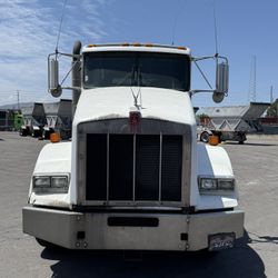 Selling a 2014 Kenworth T800 day cab with only 68,295 miles.