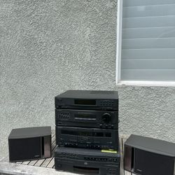 Sony Stereo System With 5 CD Loading System And 2 Bose Speakers
