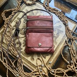 Super sharp, soft leather purse for wallet and cell phone usage and great condition says style 2000 has adjustable strap see photos