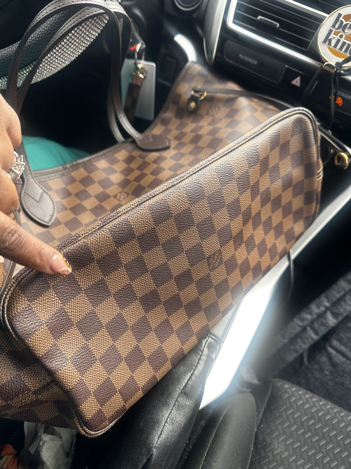 Louis Vuitton Neverfull MM Monogram Bag (HEAVY WEAR) for Sale in Bowling  Green, NY - OfferUp