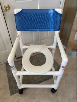 Handicap commode with wheels