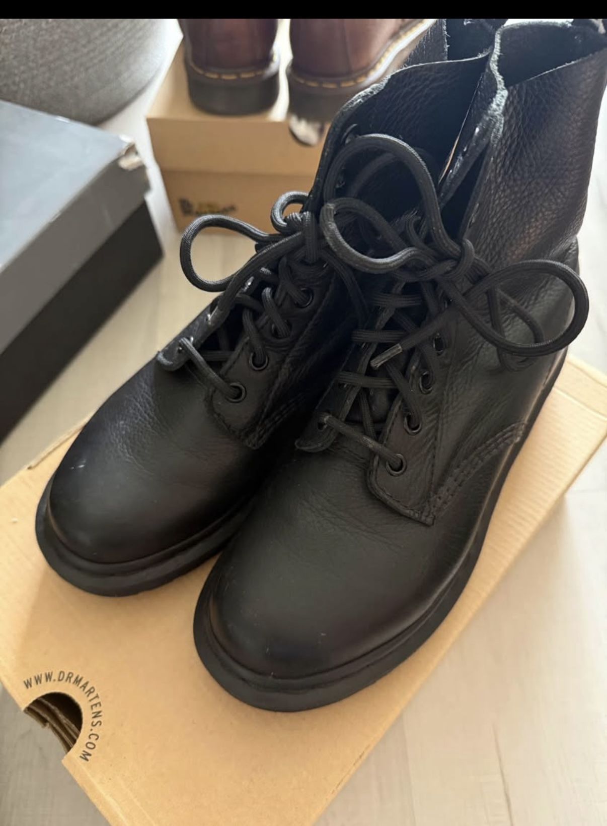 1460 WOMEN'S MONO LACE UP BOOTS  Size 8