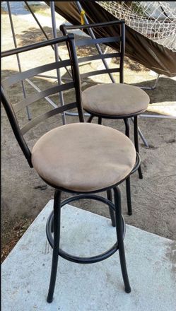 2 Swivel barstools