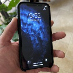 iPhone 11 Pro 256GB Unlocked W/ New Tempered Glass Screen Protector, Mophie Charging Case And Charger! 