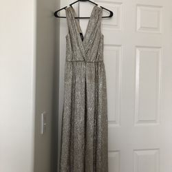 Beautiful gold elegant dress perfect for formal, winter dance or prom or wedding. Size small