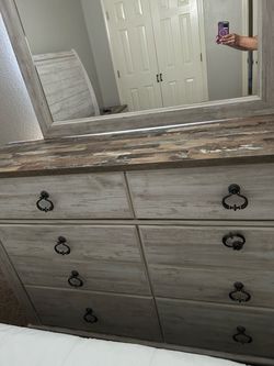 Full Queen Size Bedroom