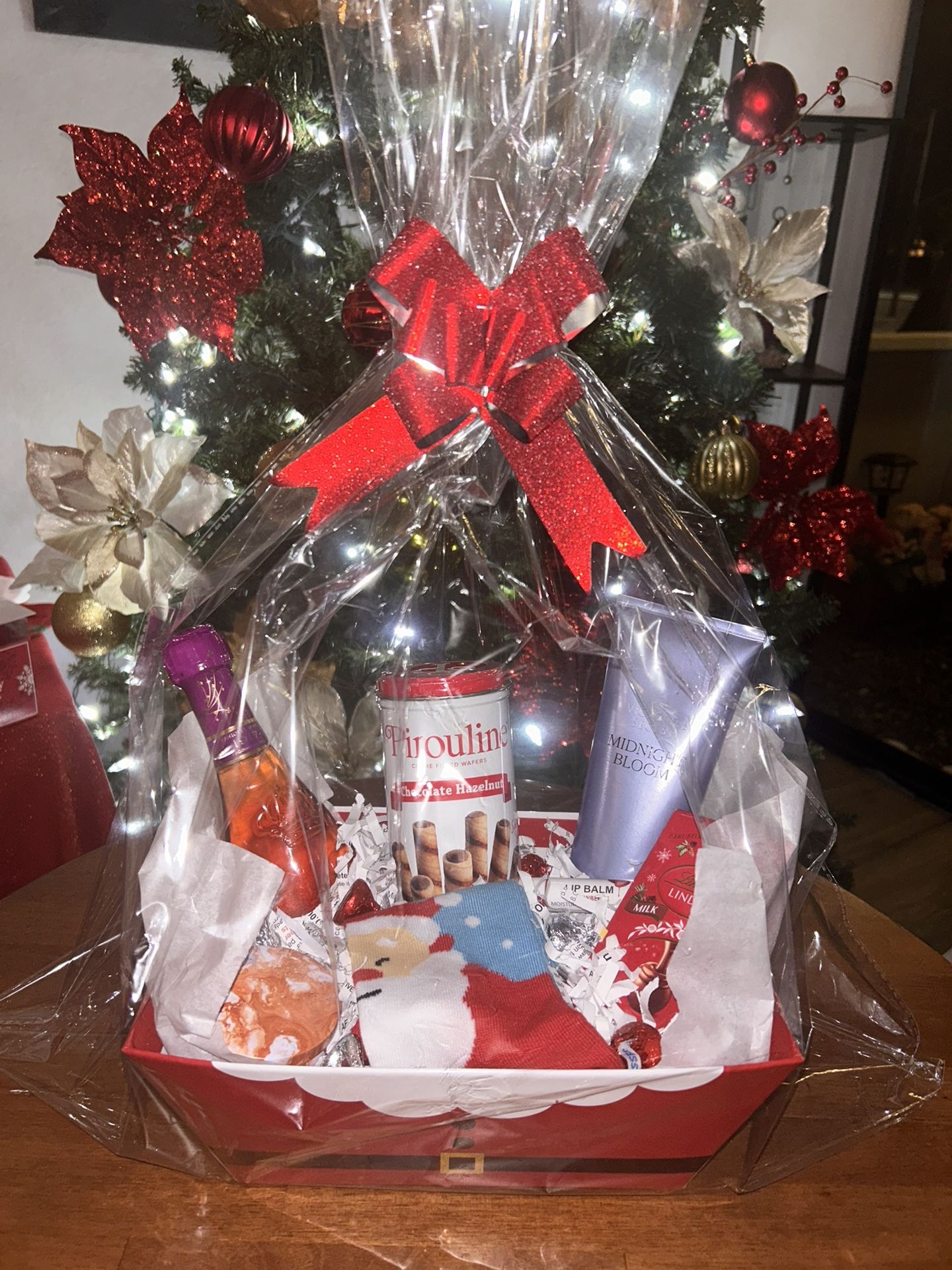 Christmas 8 Item Gift Basket