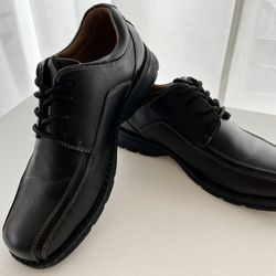 Docker’s men leather shoes. Like NEW Size 9.5”