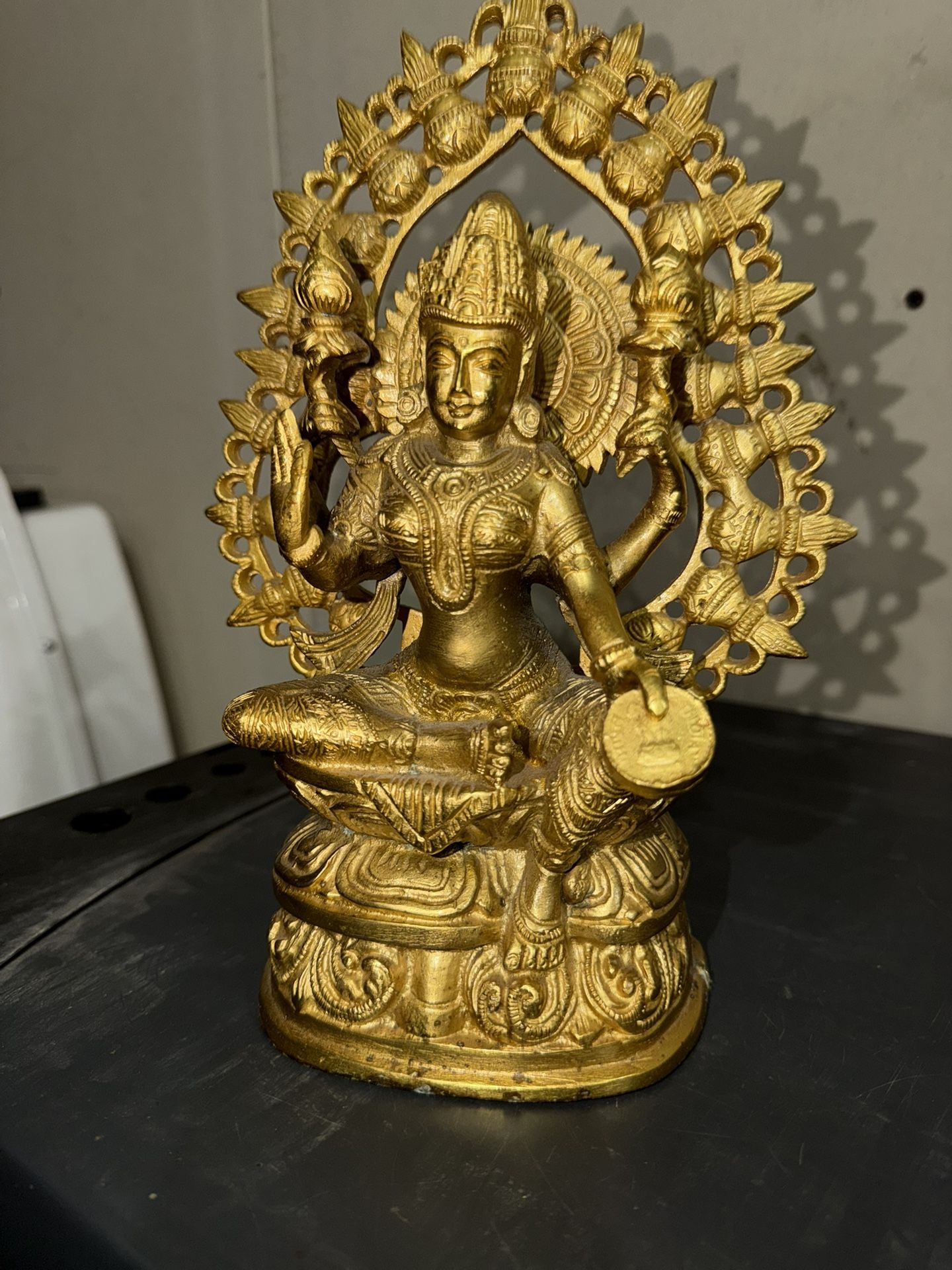 brass statue of Lakshmi, the Hindu goddess of wealth, prosperity, and good fortune (like New) (Read ad before messaging) 
