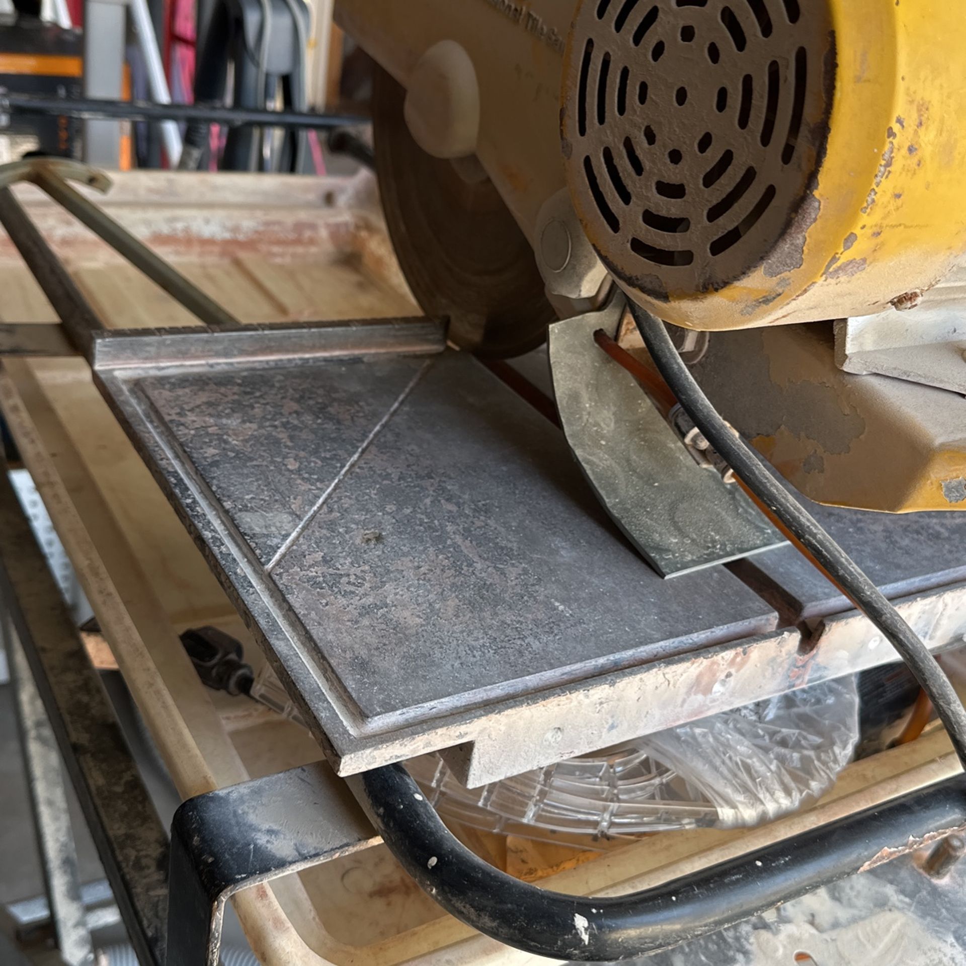 QEP 60010 TILE SAW Used Wet Tile Saw with Stand 2 Hp for Sale in