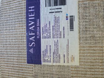 CARPET SAFAVIEH 4 X6  LIKE New 120 smells like new