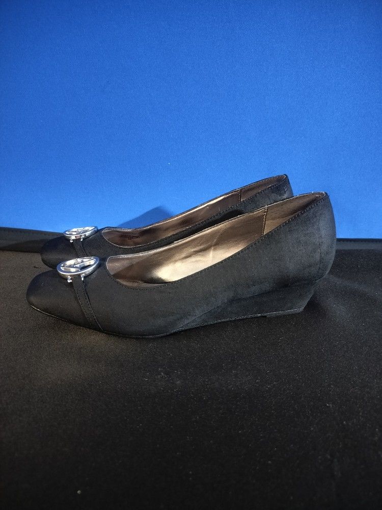 Adrianne Vittadini Black Slip Ons (Size 6.5)