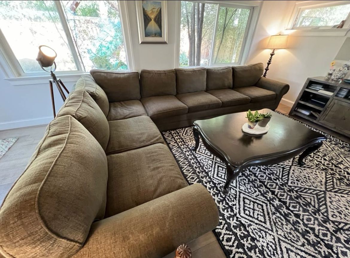 Large Sectional Couch FREE DELIVER