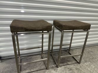 2 Sherese 30 inch Contoured Seat Counter Stools (Set of 2) in good condition