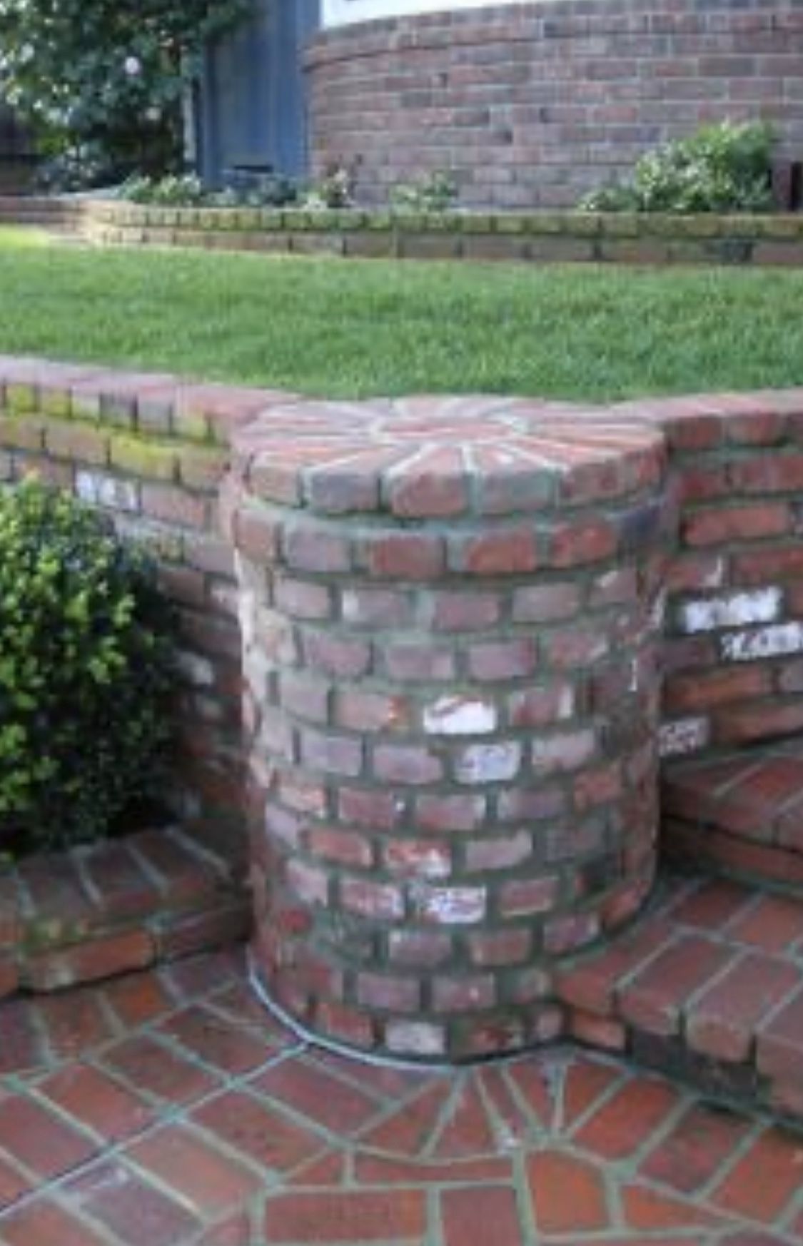 Atención cementeros y brick masons. In need of help to lay two pallets / necesito ayuda para extender un patio y camino. 1,000 ladridos rojos/ ~1,000