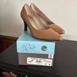 NEW  Life Stride Heels