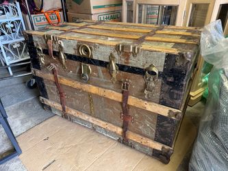 Vintage flat-too travel trunk