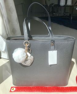 Black brand New purse Bag with zip and beautiful keychain pompón white with brilliant heart Everything Brand New Cartera color negra con cremallera y