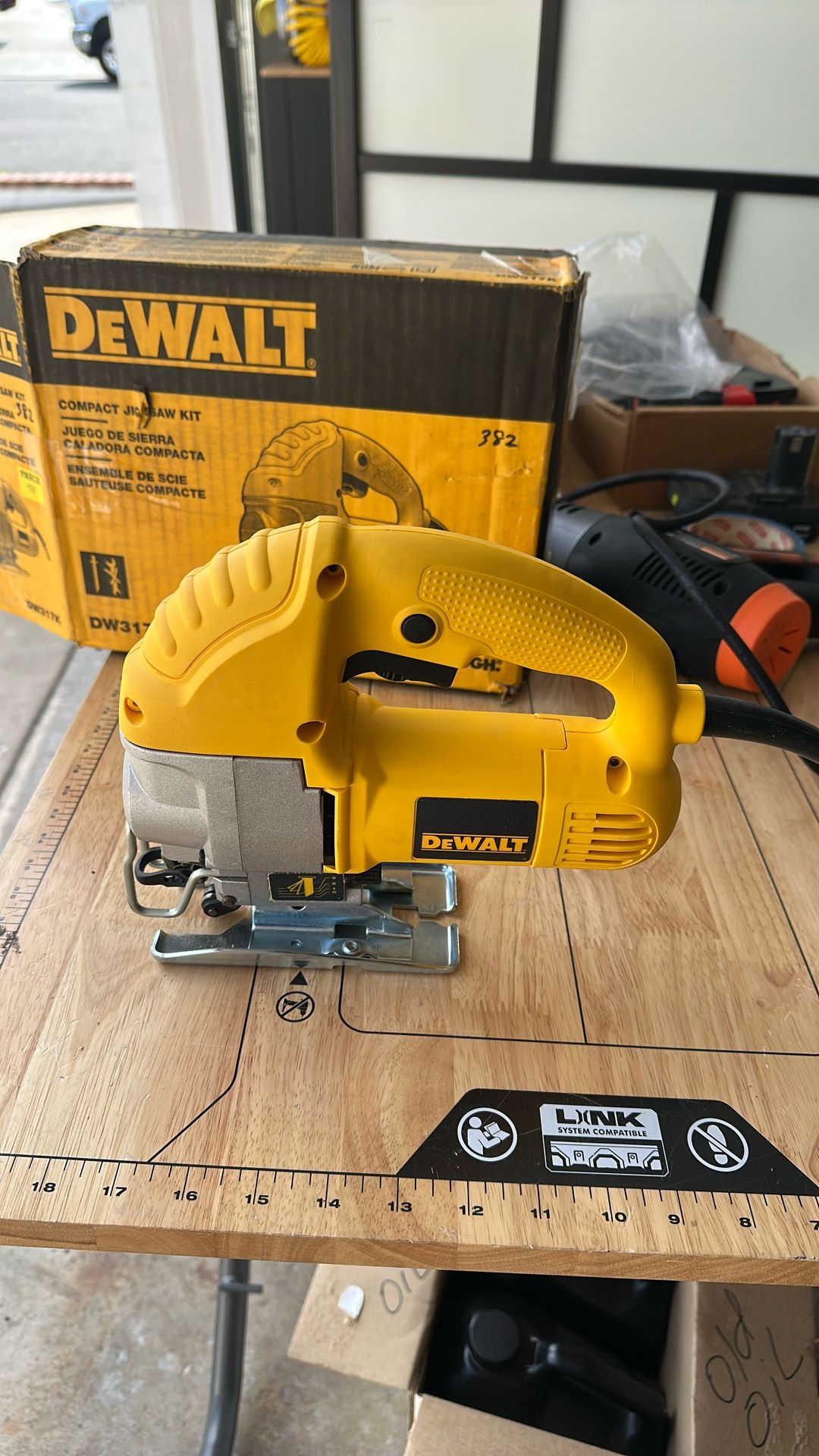 DEWALT 5.5 Amp Corded Variable Speed Jig Saw Kit.