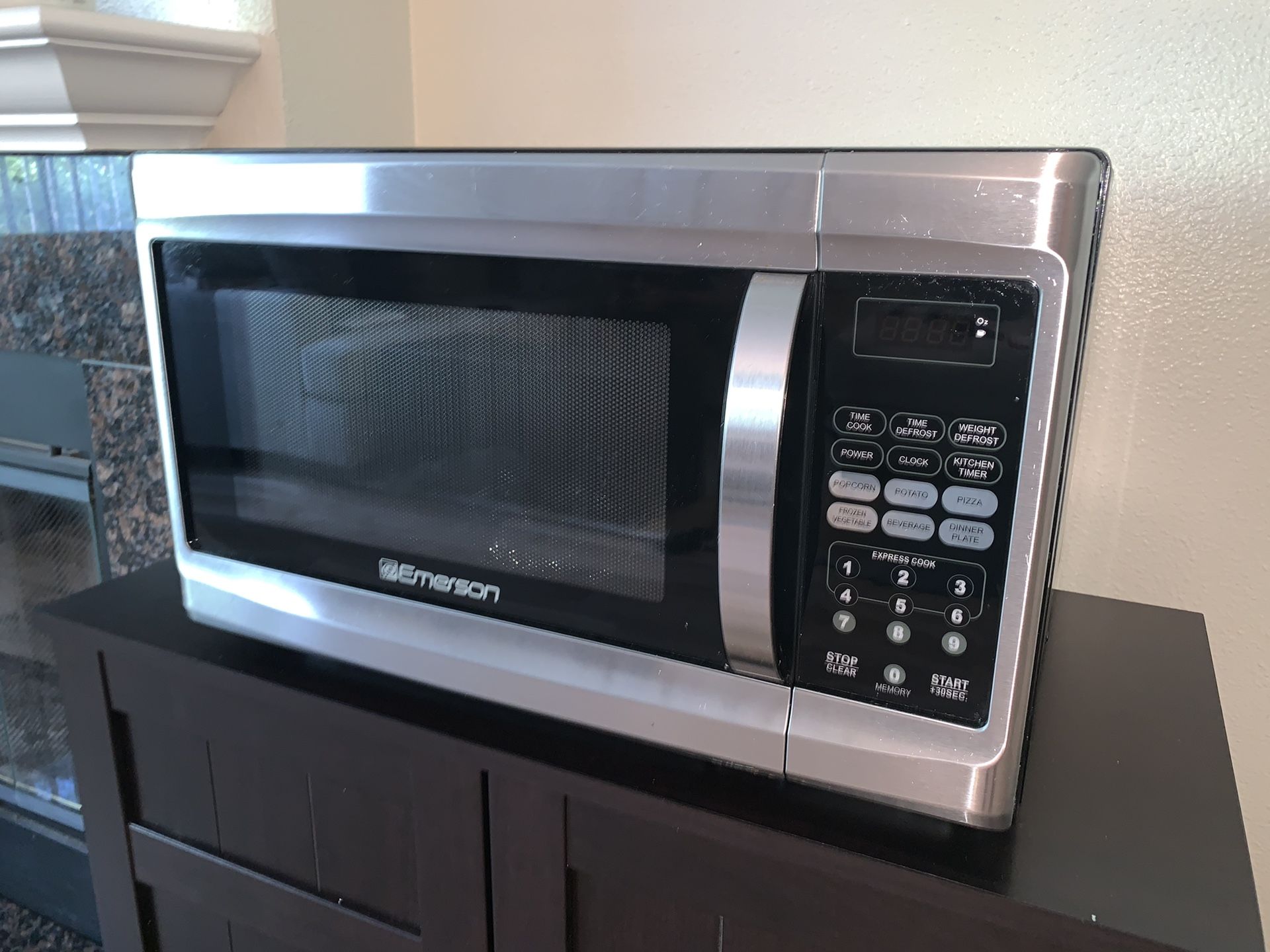 Emerson 1000watt Microwave - Like New