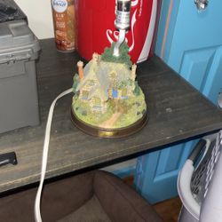 Everette’s Cottage Thomas Kinkade Lamp.  (Must sell Today - 10$)