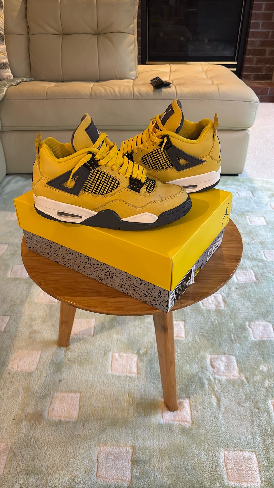 Air Jordan 4 Retro ‘lighting’