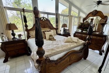 Gorgeous! Michael Amini /Aico King Size Bedroom Set