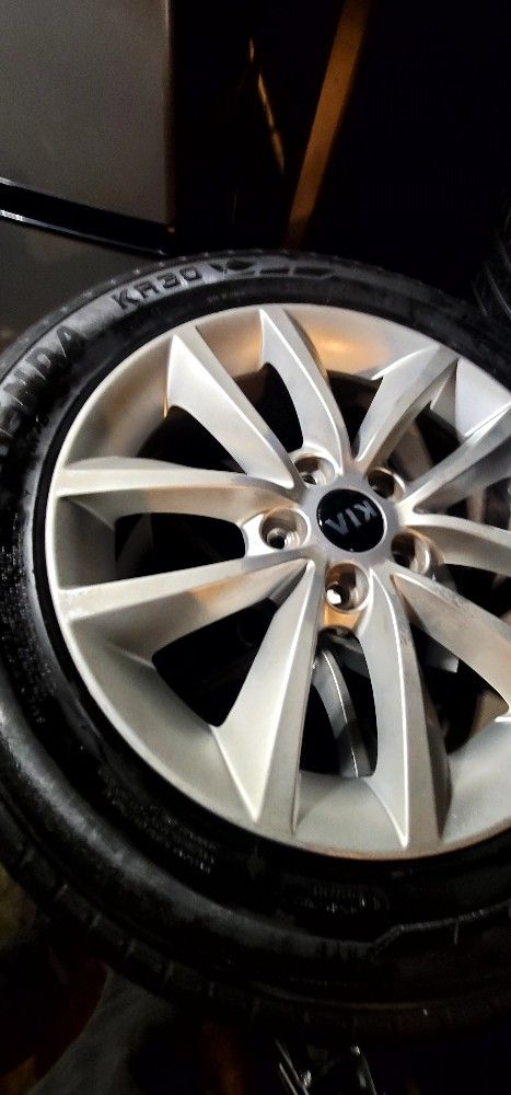 Wheel 17 5 Lugs 5x114.3 Like New Kia