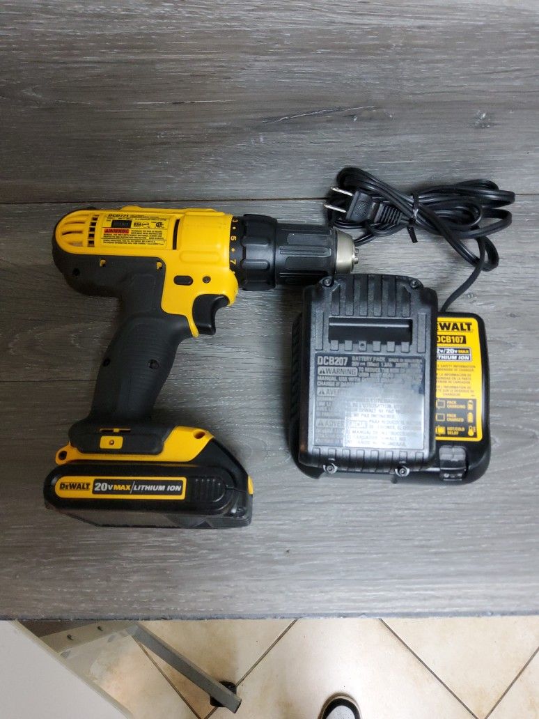 Dewalt Dcd780 20v Lithium Ion Cordless Drill With Charger And 2 Battery 
