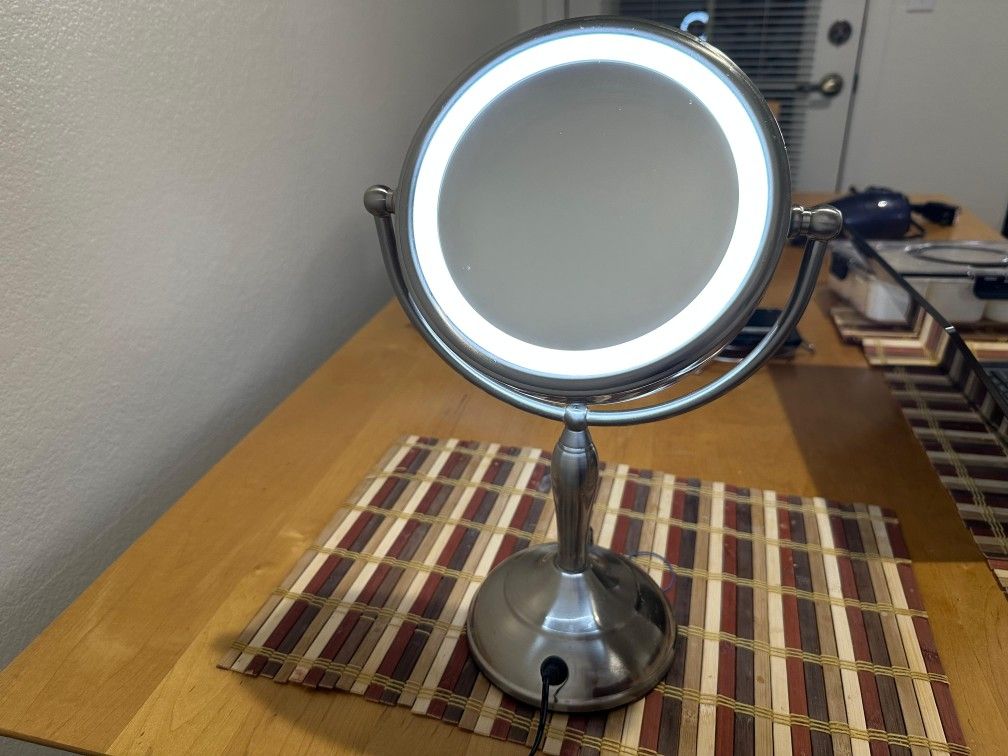 MirrorMore Illuminated Magnifying mirror