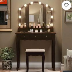 Dresser Table For Sale!! 😘😘😘 Moving Need It Sold!! :) 