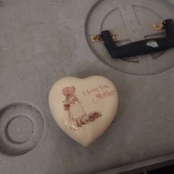 Holly Hobbie Porcelain Heart Trinket Box- size 4”x4”x2”
Designers Collection $19 bucks  pick up only 865 Ellsworth avenue right off of East Livingston