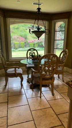 🌼Beautiful glass table and 4 arm chairs